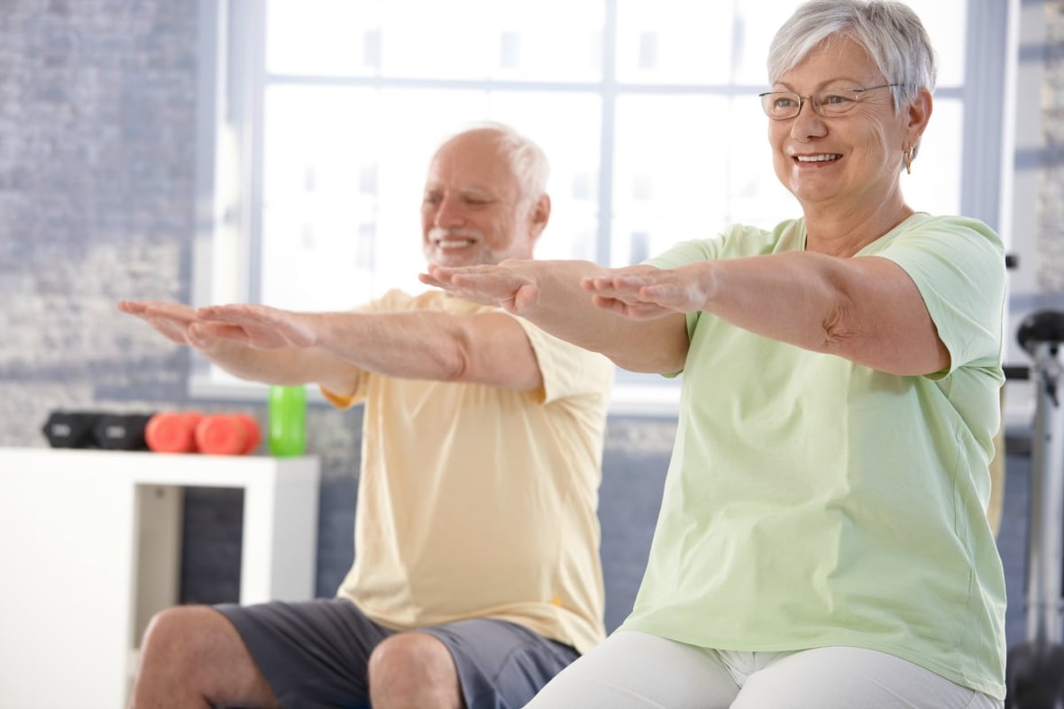 Заниматься спортом при болезни. Физическое здоровье пожилой. Реабилитация пожилых и старческого возраста. Физическая активность в пожилом возрасте. Занятия спортом пожилые.